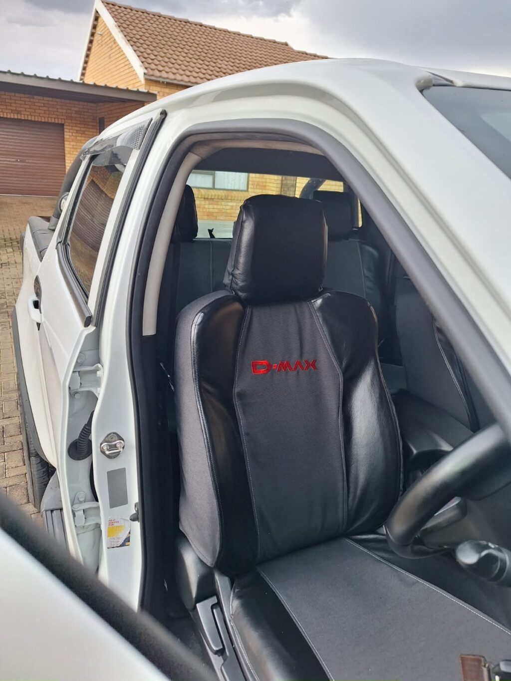 Isuzu D-Max Deluxe - Image 3